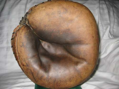 Victor, Wright & Ditson CC Catchers Mitt Front